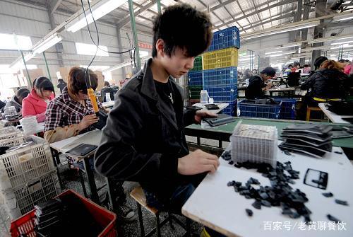 低學歷年輕人 餐廳服務員與流水線的抉擇，何者更優？